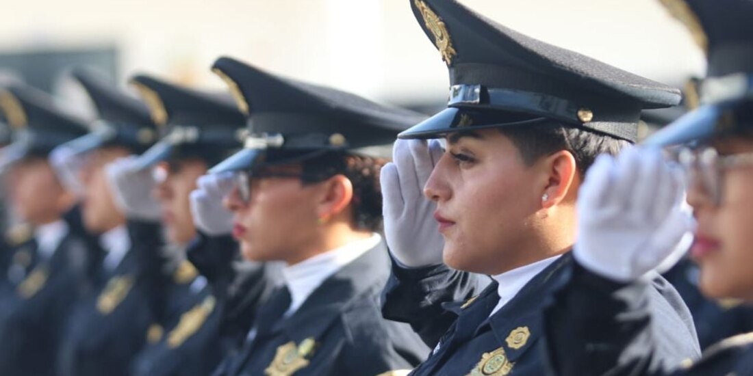 Policías capitalinos, durante la ceremonia de graduación de la generación 277.
