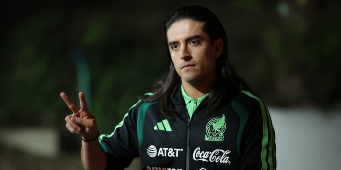 Carlos Acevedo llegando a la concentración de la Selección Mexicana.