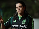 Carlos Acevedo llegando a la concentración de la Selección Mexicana.