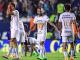 Dani Alves y otros jugadores de Pumas tras la derrota contra el Atlético de San Luis, el pasado 18 de agosto.