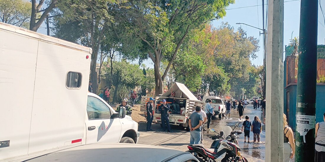Vecinos de Azcapotzalco observan las labores para arreglar la tubería afectada, ayer, por parte de la Segiagua.