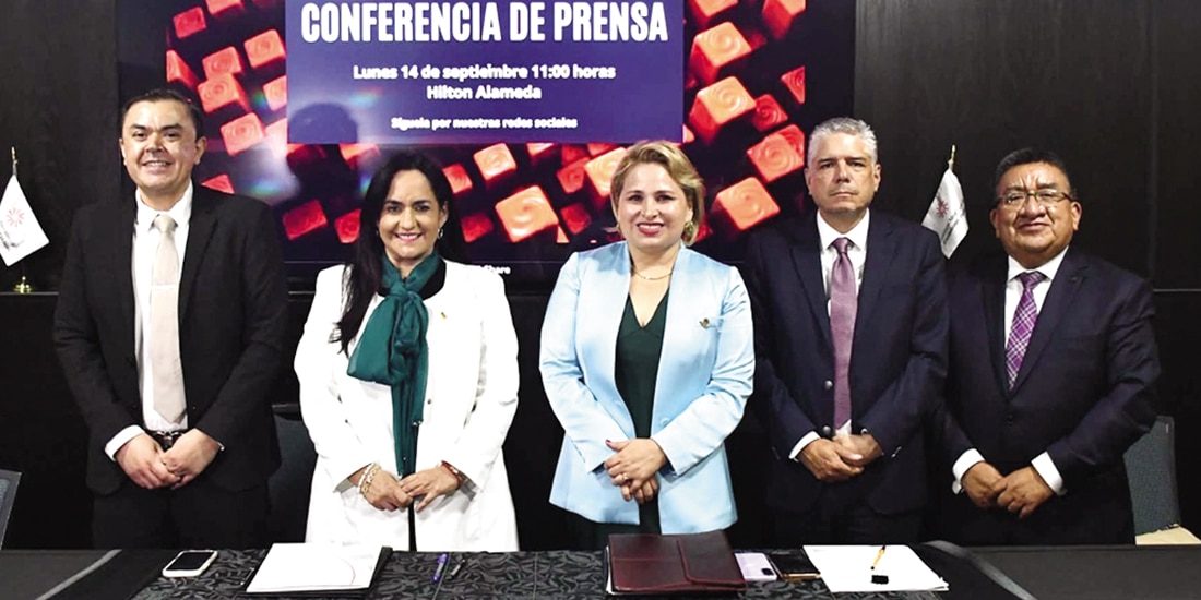 Ludivina Leija, presidenta del IMCP (c.), flanqueada por integrantes del gremio de los contadores y el IMEF.