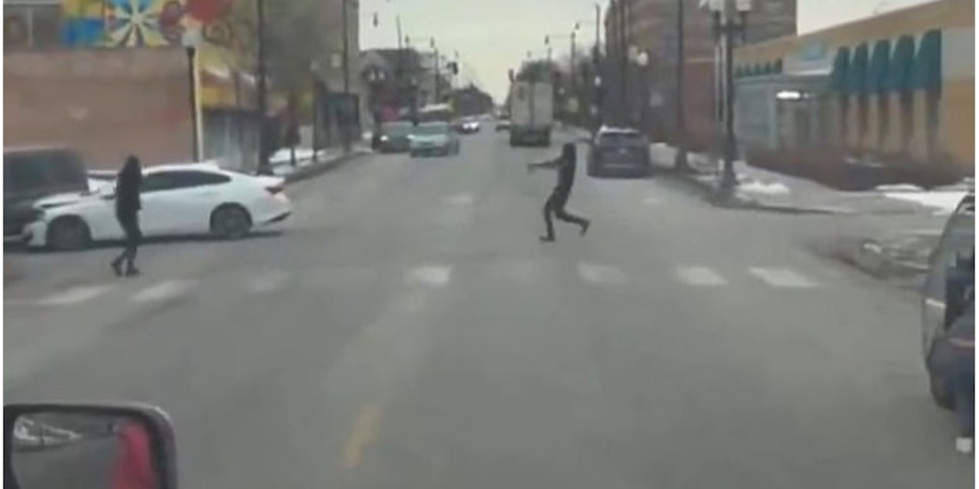 Momento del ataque en calles de Chicago.