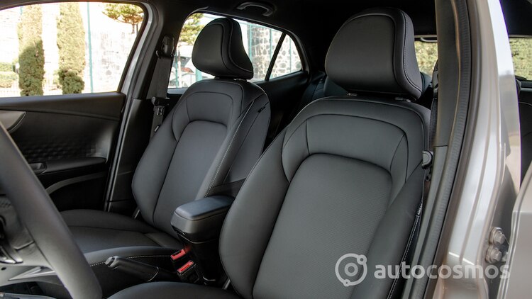 El ajuste de los asientos delanteros es manual.