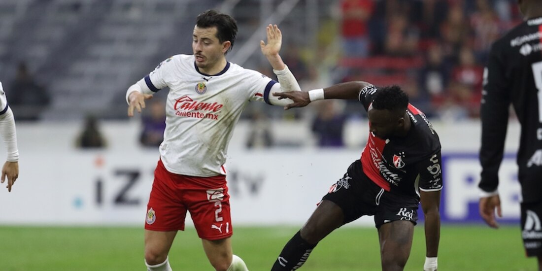 Mozo y Quiñónes pelean un balón en un duelo amistoso.