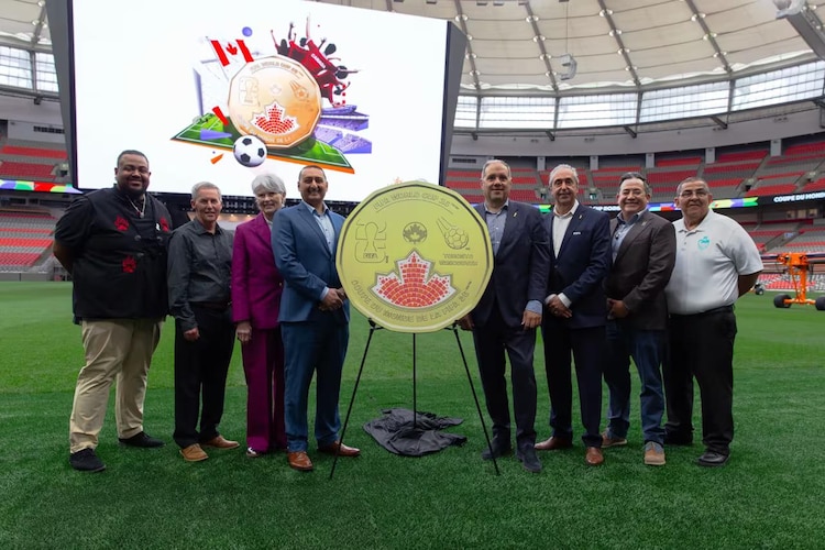 Autoridades de Canadá y la FIFA durante la presentación de la moneda conmemorativa.