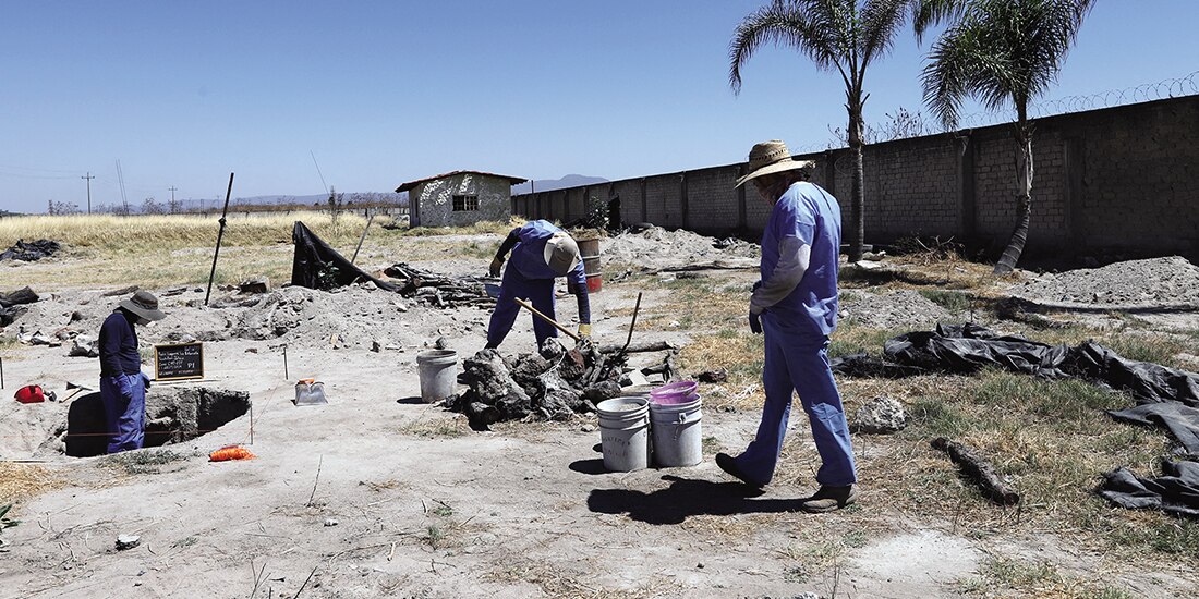 Peritos forenses de la Fiscalía de Jalisco laboran en el rancho Izaguirre, el martes.
