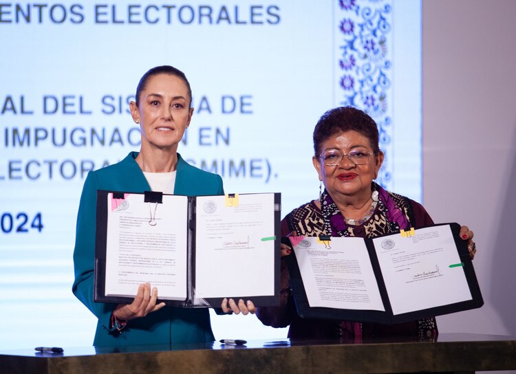 Claudia Sheinbaum y Ernestina Godoy, en conferencia de prensa matutina.
