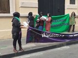 Feministas protestan en Michoacán por para exigir la despenalización del aborto en la entidad.