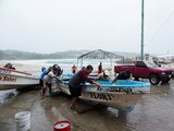 Pescadores sacan un bote del agua en Puerto Escondido, ayer.