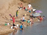Debido a la escasez de agua, pobladores de Acapulco han recurrido a utilizar el río de la Sabina para lavar ropa y bañarse.