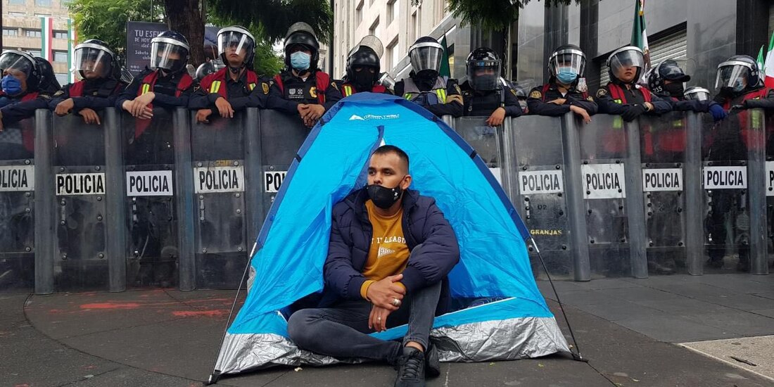 Instalan campamento sobre Avenida Juárez ante cerco policial