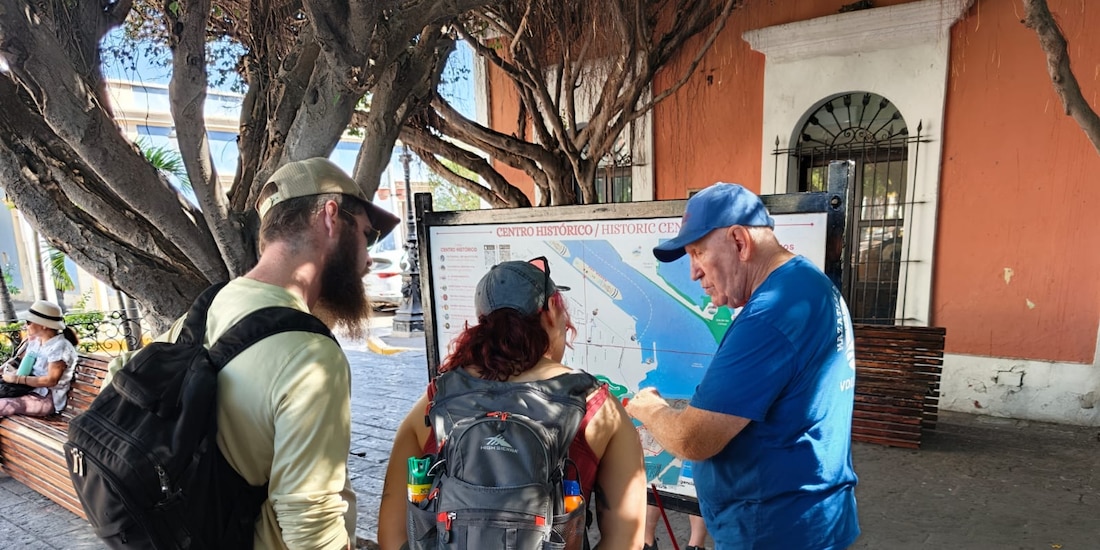Paseantes en Mazatlán.