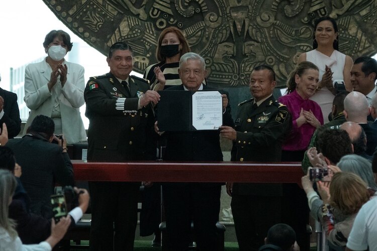 Al frente: el titular de Sedena, Luis Cresencio Sandoval, el Presidente AMLO y el director del AIFA, Isidoro Pastor, firmaron el acta de entrega de la terminal, ayer.