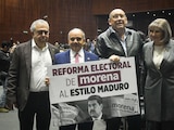 Al centro, el senador priista Manuel Añorve, quien califica la reforma electoral como "Ley Maduro".