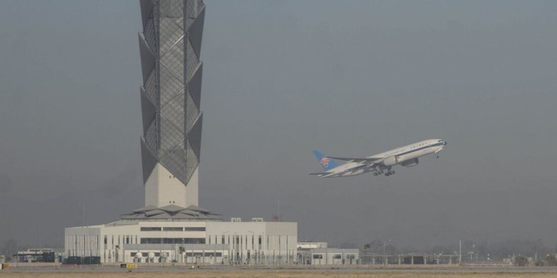 Cofece pide no aprobar reformas a sector aéreo.