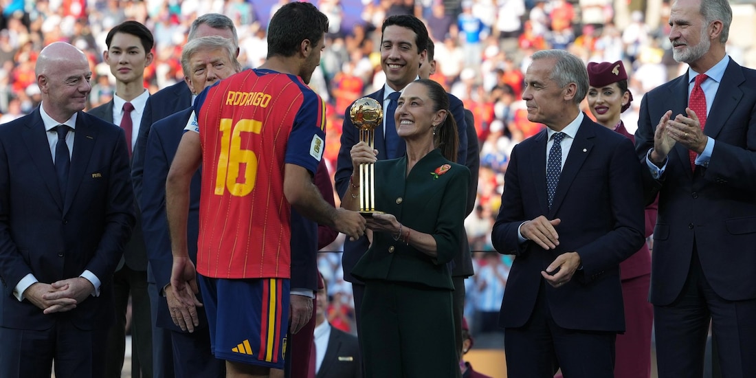 Presidenta Claudia Sheinbaum entregó el Balón de Oro al futbolista español Rodri.