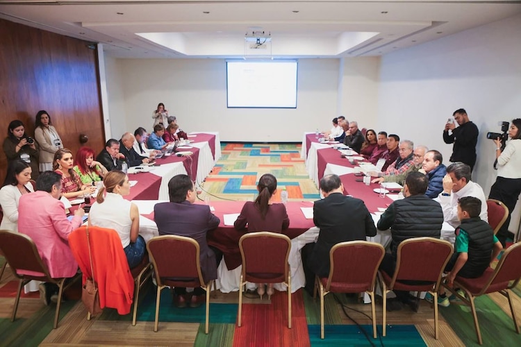 Gobernadores y militantes de Morena se reúnen con Claudia Sheinbaum previo a su toma de protesta como Coordinadora de la Cuarta Transformación.