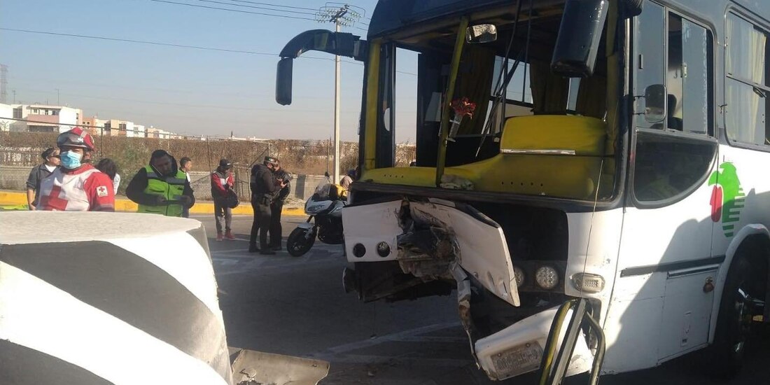 Autobús choca contra muro de contención en la autopista México-Pachuca
