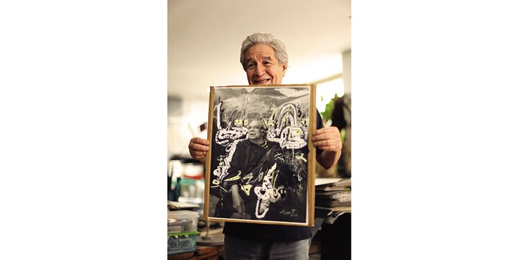 El fotógrafo sonríe al enseñar la imagen con trazos de Jazzamoart.