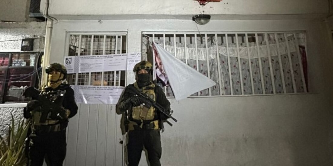 Personal de la SSC y FGJ durante el operativo de cateo en Iztapalapa.