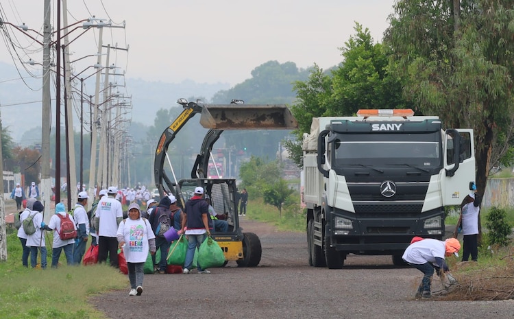 Estudiantes, vecinos y comerciantes trabajaron en conjunto para limpiar calles, plazas y avenidas del territorio.