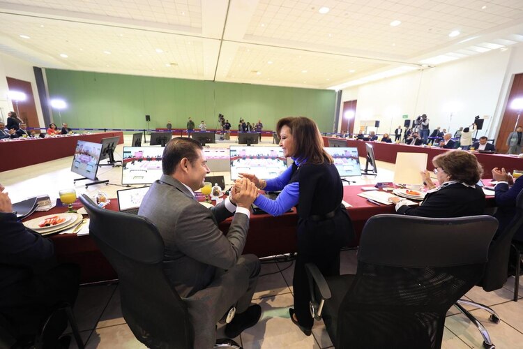 Lorena Cuéllar y Alejandro Armenta fortalecen la seguridad con un convenio interestatal para la paz y la justicia.