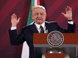 AMLO critica al INE por 'bajarle' fotografía con Claudia Sheinbaum en la entrega de bastón de mando.