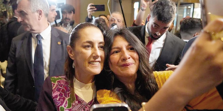 Claudia Sheinbaum, Presidenta de México, en su arribo a Barcelona, ayer.