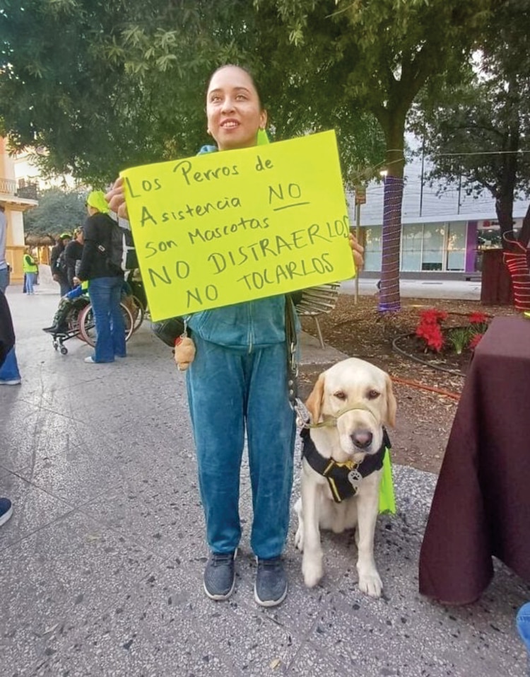 Sarahí Cruz durante una protesta a favor de los perros de asistencia, en una foto de archivo.