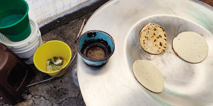 Elizabeth usa una cubeta amarilla para los desechos orgánicos, ayer.