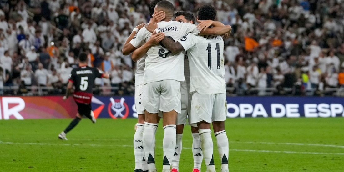 Futbolistas del Real Madrid festejan uno de sus goles contra el Mallorca en las semifinales de la Supercopa de España.