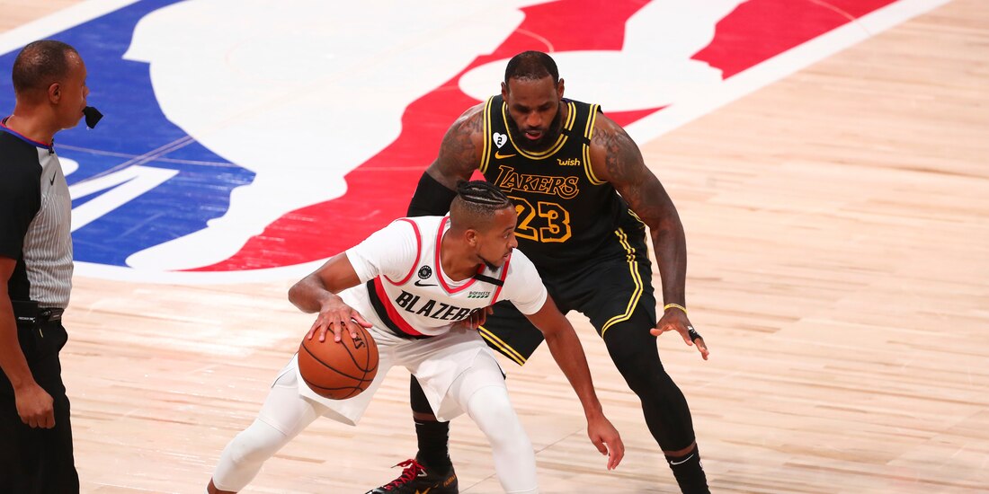 LeBron James y CJ McCollum (3) el pasado lunes en el partido entre Lakers y Portland Trail Blazers.