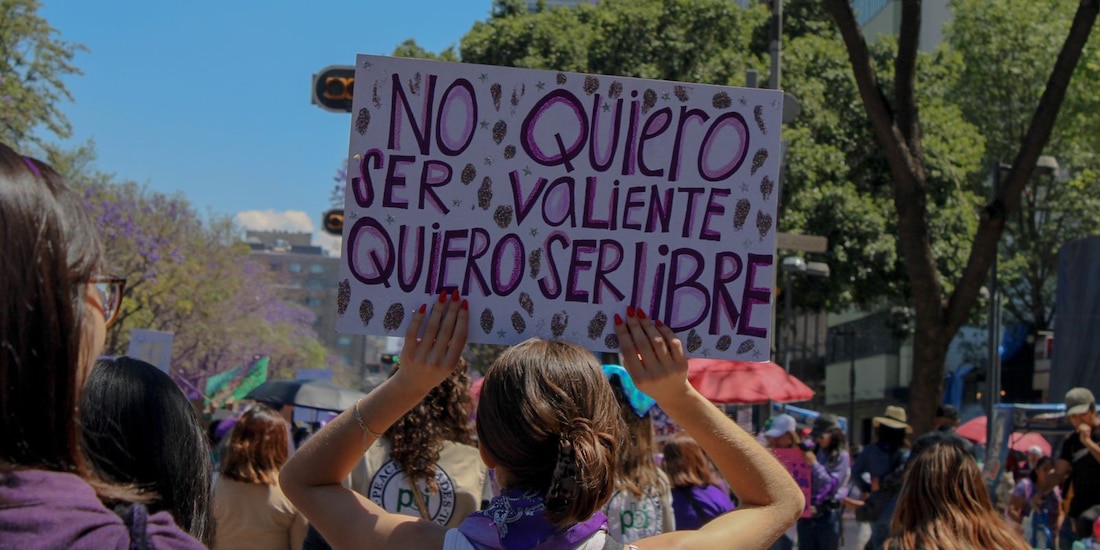 Marchan miles de mujeres por el 8M en la Ciudad de México.