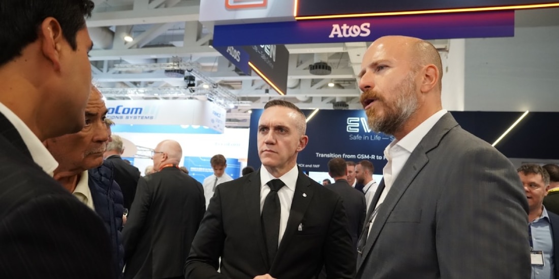 Adrián Rubalcava y Fernando Espino revisaron en Berlín tecnología de pilotaje automático para trenes en la feria InnoTrans 2026 del STC Metro.