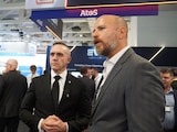 Adrián Rubalcava y Fernando Espino revisaron en Berlín tecnología de pilotaje automático para trenes en la feria InnoTrans 2026 del STC Metro.