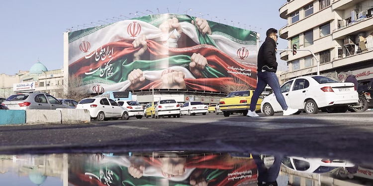 Una valla publicitaria con la imagen de la bandera de Irán, en fotografía de archivo.