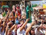 Fieles de la Santa Muerte reunidos para llevar a cabo el bautizo de sus figuras en las aguas del Caribe, en Puerto Juárez, Cancún.