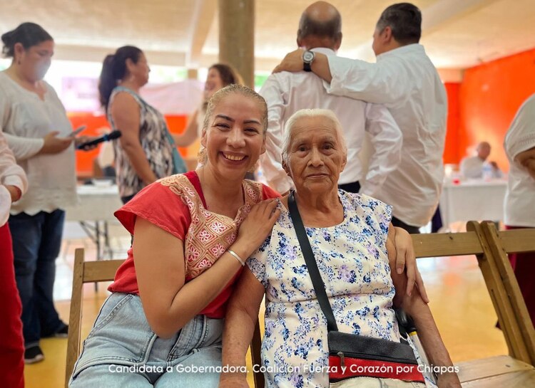 La candidata Olga Luz Espinosa (izq.), ayer, en Tuxtla Gutiérrez.