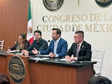 ENRIQUE IRAZOQUE (traje azul) durante una conferencia, ayer.
