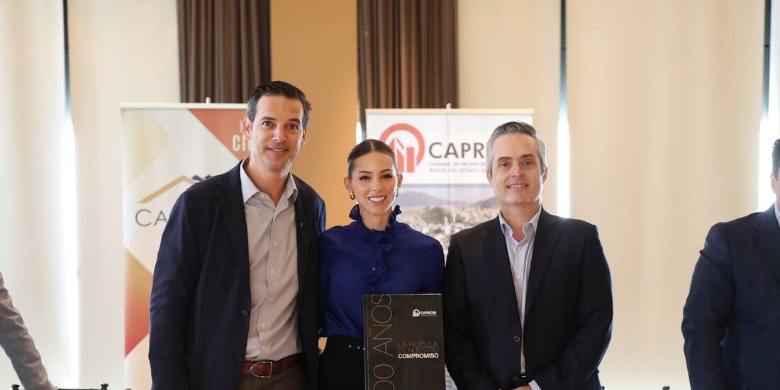 Mariana Rodríguez Cantú con autoridades de CANADEVI y CAPROBI.