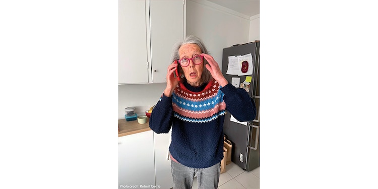 POR LA MAÑANA, las cuentas oficiales del Premio Nobel publicaron una foto de Anne Carson, quien se muestra sorprendida en
su cocina en Reikiavik, Islandia.