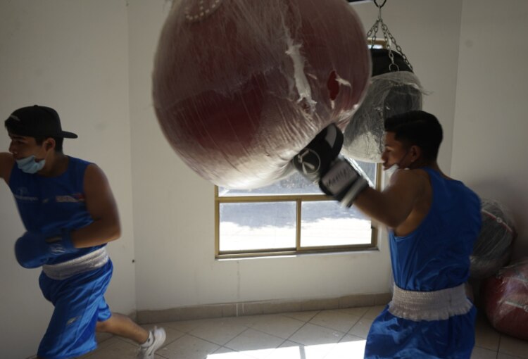 Menores de edad prueban el equipo para comenzar su entrenamiento gratuito.