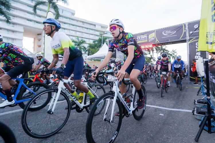 Competencia ciclista en Acapulco incluyó tres distancias.