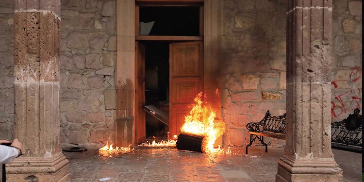 Manifestantes por la Paz vandalizan el Palacio de Gobierno de Michoacán, ayer.