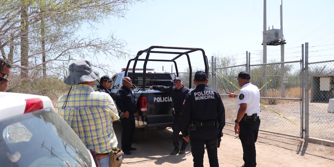 Autoridades locales evalúan los daños en los componentes eléctricos de los pozos de extracción de agua.