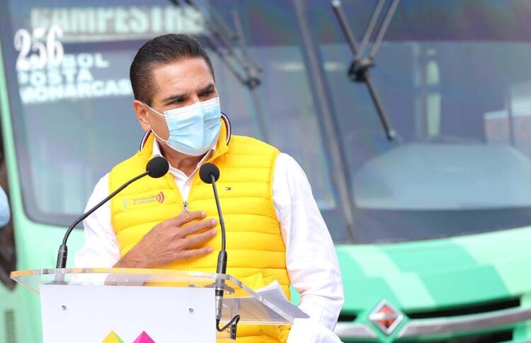 El gobernador de Michoacán dialoga con transportistas de la entidad sobre las medidas sanitarias durante la pandemia.