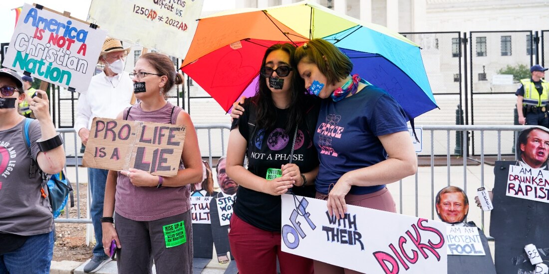 Manifestantes por el derecho a la interrupeción del embarazo se manifiestan afuera de la Corte Suprema, ayer.