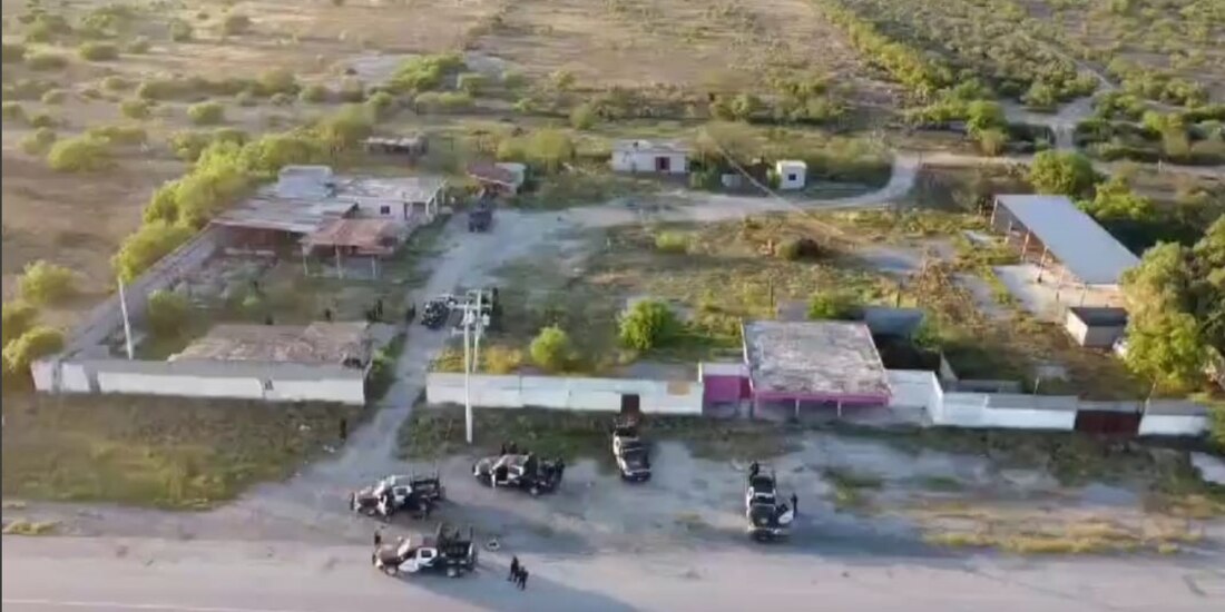 Personal de la Fuerza Civíl de Nuevo León durante un operativo a la altura de la carretera de Los Ramones, ayer.