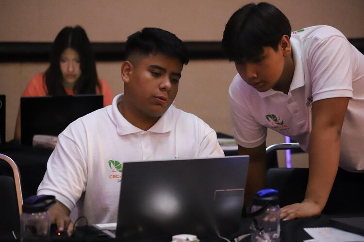 Estudiantes presentan prototipos tecnológicos en el Concurso Nacional CECyTE 2025 en Saltillo.